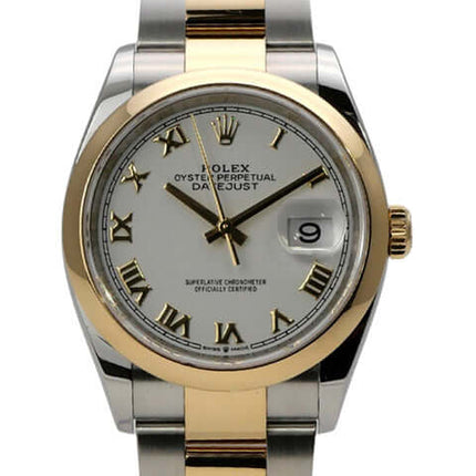 Rolex Datejust 36 126203 Weiß Römisch - Elegantes Edelstahl und Gelbgold Gehäuse bei Tageslicht.