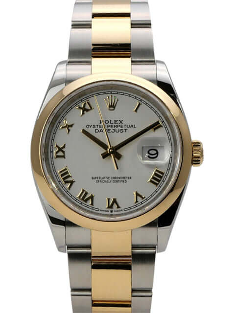Rolex Datejust 36 126203 Weiß Römisch - Elegantes Edelstahl und Gelbgold Gehäuse bei Tageslicht.