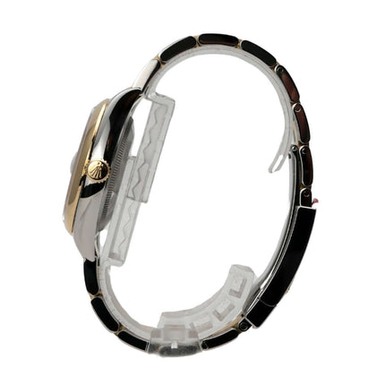 Rolex Datejust 36 126203 Weiß Römisch - Nahaufnahme des automatischen Werkes und der Datumsanzeige.