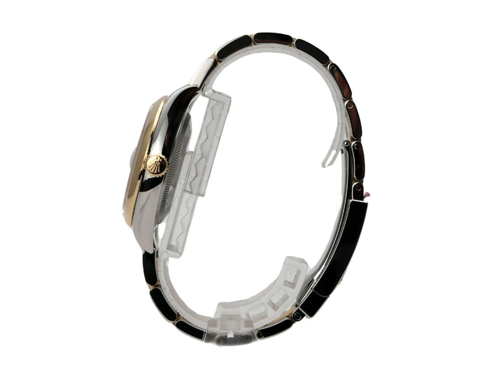 Rolex Datejust 36 126203 Weiß Römisch - Nahaufnahme des automatischen Werkes und der Datumsanzeige.