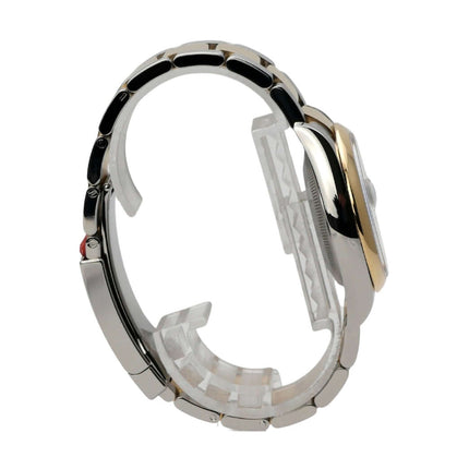 Rolex Datejust 36 126203 Weiß Römisch - Zusammensetzung von Uhr und Zubehör auf einem eleganten Hintergrund.