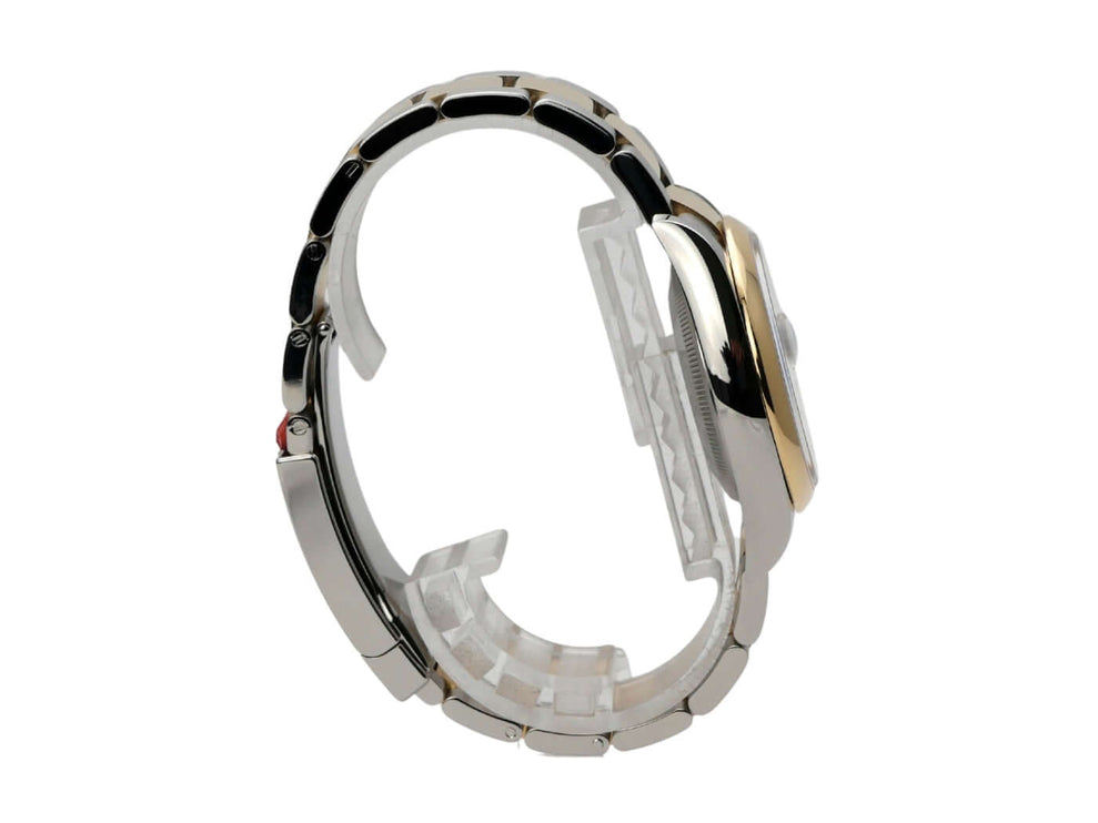 Rolex Datejust 36 126203 Weiß Römisch - Zusammensetzung von Uhr und Zubehör auf einem eleganten Hintergrund.