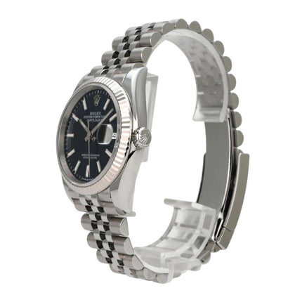 Rolex Datejust 36 Oystersteel Weißgold 126234 Blau Jubile-Band seitliche Ansicht mit blauem Zifferblatt und Jubile-Band.