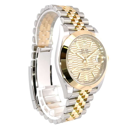 Rolex Datejust 41 Edelstahl Gelbgold 126303 mit goldenem Riffelmuster und Jubile-Band aus Edelstahl und 18 kt Gelbgold.