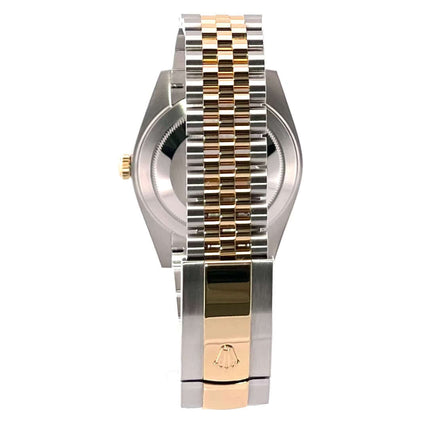 Rückansicht der Rolex Datejust 41 Edelstahl Gelbgold 126303 mit Jubile-Armband und Faltschließe