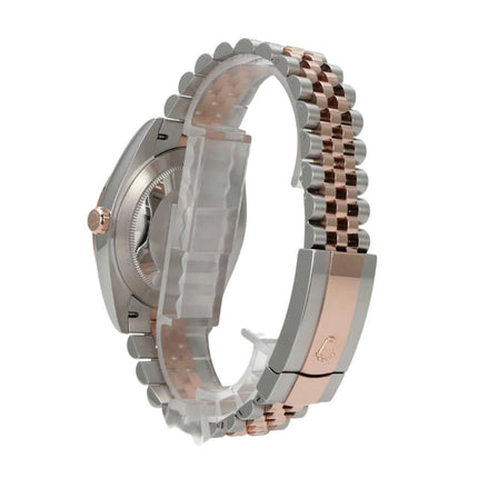 Seitenansicht der Rolex Datejust 41 Edelstahl Everose-Gold mit Choco Zifferblatt und Jubile Armband.