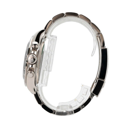 Seitenansicht der Rolex Daytona 126509 in Weißgold mit schwarzem Diamantzifferblatt und eleganter Faltschließe.