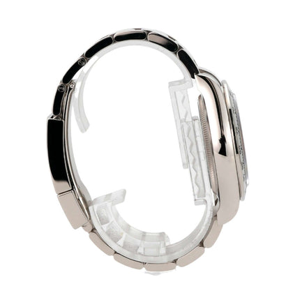 Detailansicht der Rolex Daytona Weißgold 126509 mit schwarzem Diamantzifferblatt und poliertem Gehäuse.