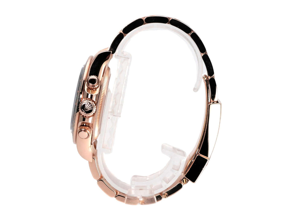 Rolex Cosmograph Daytona 126525LN Everose-Gold LeMans seitliche Ansicht mit 18 kt Everose-Gold Gehäuse und Keramiklünette.