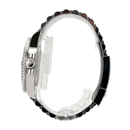 Seitenansicht der Rolex GMT-Master II Edelstahl Ref. 126710GRNR mit Jubile-Band, schwarz/grauer Keramiklünette.