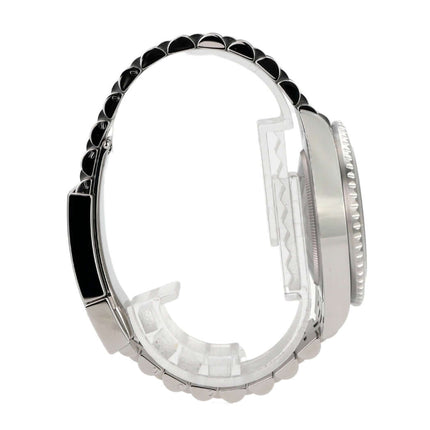 Seitenansicht der Rolex GMT-Master II Edelstahl Ref. 126710GRNR mit Jubile-Armband und schwarzer Keramikeinlage.