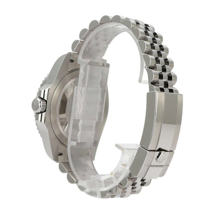 Seitenansicht der Rolex GMT-Master II Edelstahl Ref. 126710GRNR mit Jubile-Armband und Sicherheitsfaltschließe.