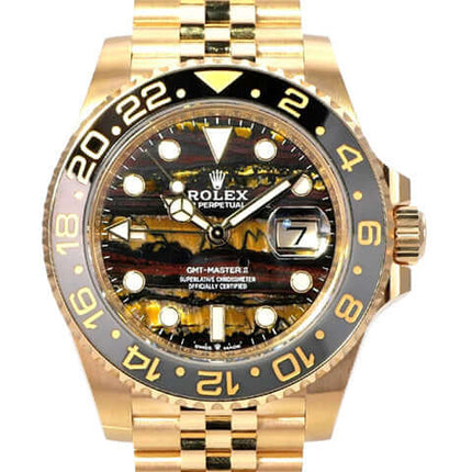 Rolex GMT-Master II Gelbgold 126718GRNR Tigereisen mit schwarzer Cerachrom-Lünette und Jubilee-Band.