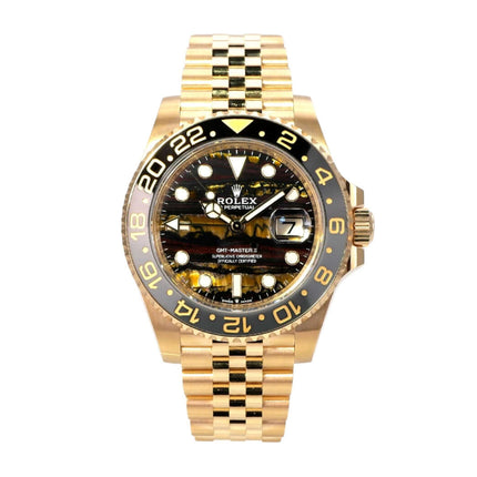 Rolex GMT-Master II Gelbgold 126718GRNR Tigereisen mit 18k Gelbgold und schwarzer Cerachrom-Zahlenscheibe.