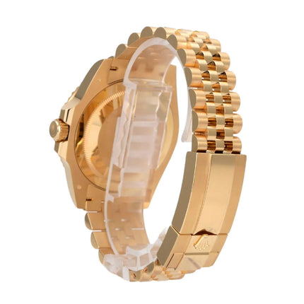 Rolex GMT-Master II Gelbgold 126718GRNR Tigereisen seitliche Ansicht mit Jubilee-Band aus 18k Gelbgold.