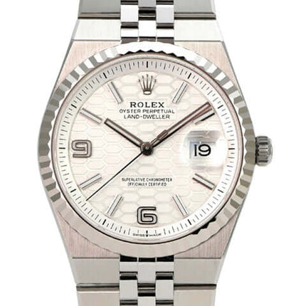 Rolex Land-Dweller 36 Oystersteel Weißgold 127234 Tiefweiß Wabe Flat Jubile-Band auf silbernem Armband.