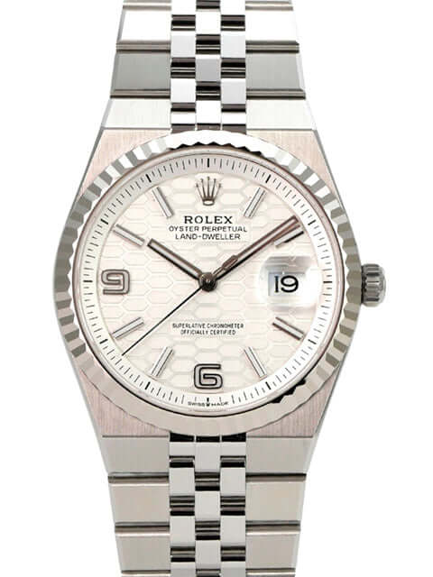 Rolex Land-Dweller 36 Oystersteel Weißgold 127234 Tiefweiß Wabe Flat Jubile-Band auf silbernem Armband.