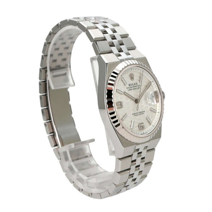 Rolex Land-Dweller 36 Oystersteel Weißgold 127234 Tiefweiß Wabe Flat Jubile-Band auf einem weißen Hintergrund.