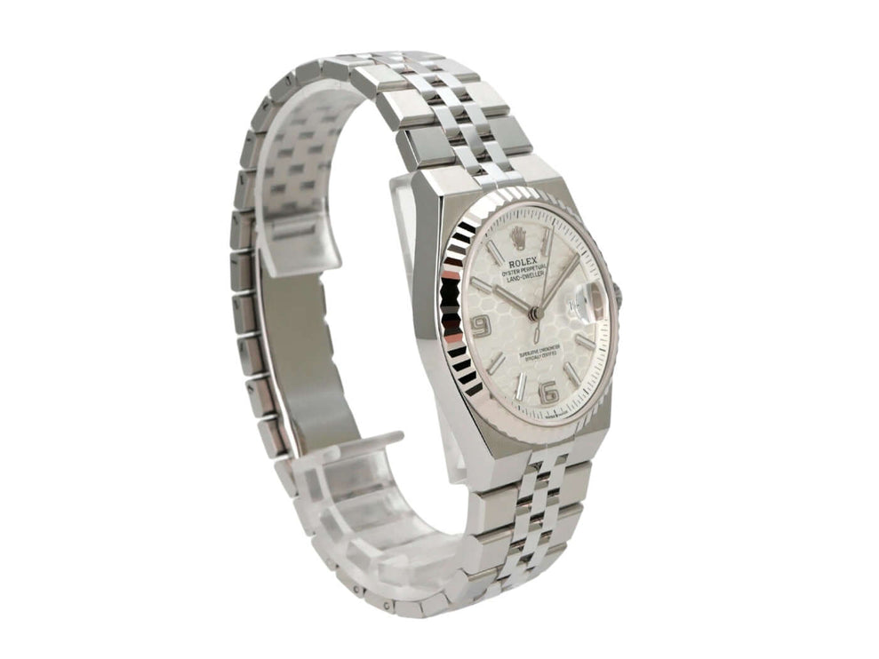Rolex Land-Dweller 36 Oystersteel Weißgold 127234 Tiefweiß Wabe Flat Jubile-Band auf einem weißen Hintergrund.