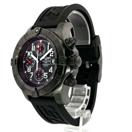 Breitling Avenger Skyland Black Steel M1338010.B864 mit schwarzem Kautschukband und schwarzem Zifferblatt, Seitenansicht.