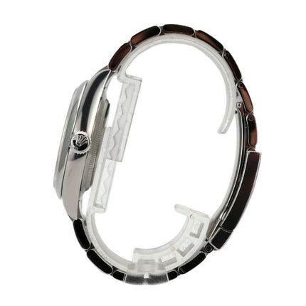 Rolex Oyster Perpetual 41 Ref. 134300 in Edelstahl, Seitensicht mit Faltschließe und elegantem Design.