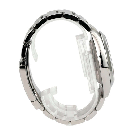 Seitenansicht der Rolex Oyster Perpetual 41 Ref. 134300 Med blue mit Edelstahl-Gehäuse und Armband.