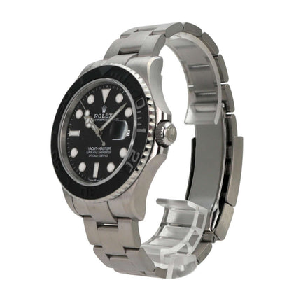 Rolex Yacht-Master 42 Titan 226627 mit schwarzem Zifferblatt und Oyster-Titanband aus satiniertem Titan.