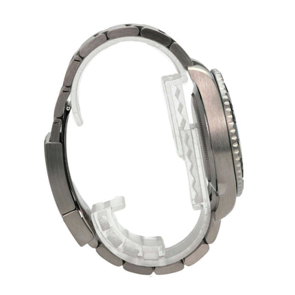 Seitenansicht der Rolex Yacht-Master 42 Titan 226627 mit Titan-Gehäuse und Oyster-Titanband.