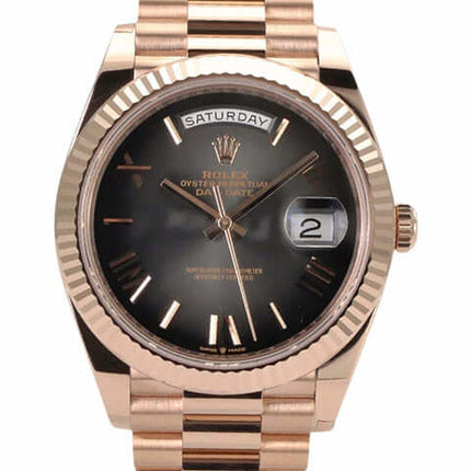 Rolex Day-Date 40 Everose-Gold 228235 mit schiefergrau ombré Zifferblatt und Präsident Armband aus 18 kt Everose-Gold.