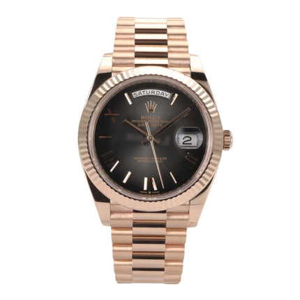 Rolex Day-Date 40 Everose-Gold 228235 mit schiefergrau ombré Zifferblatt und Präsident Armband aus 18 kt Gold.