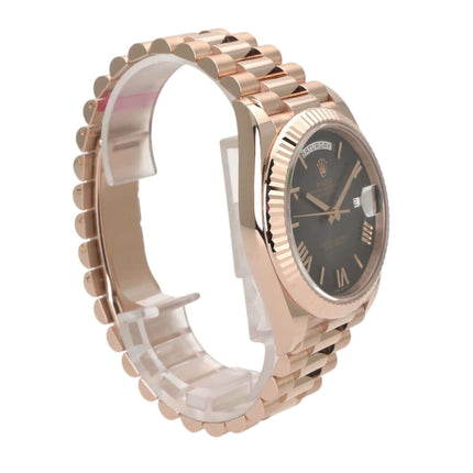 Rolex Day-Date 40 in Everose-Gold mit schiefergrauem Zifferblatt und römischen Zahlen, seitliche Ansicht.