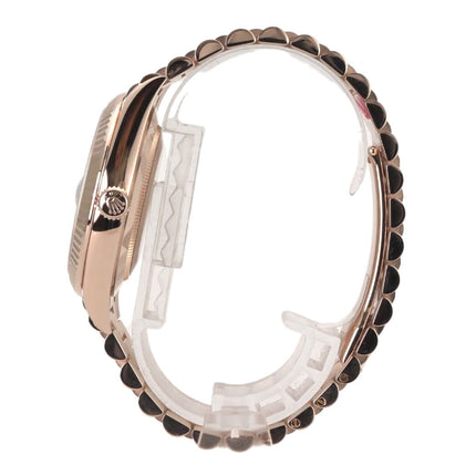 Rolex Day-Date 40 in Everose-Gold, seitliche Ansicht mit Präsident Armband und Faltschließe.