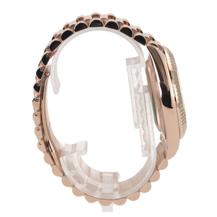 Seitenansicht der Rolex Day-Date 40 aus 18 kt Everose-Gold mit geriffelter Lünette und Präsident-Armband.