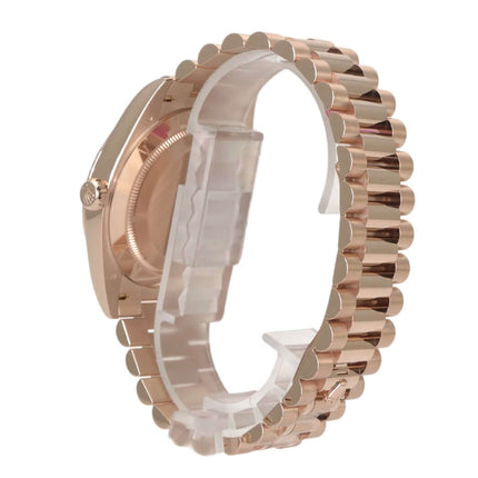 Rolex Day-Date 40 Everose-Gold 228235 mit poliertem Armband aus 18 kt Everose-Gold und transparentem Schutz.