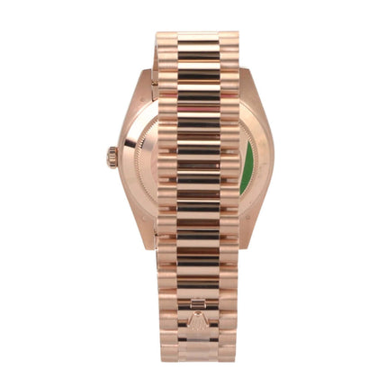 Rolex Day-Date 40 Everose-Gold Ref. 228235 mit poliertem Präsident Armband aus 18 kt Everose-Gold.