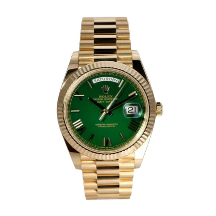 Rolex Day-Date 40 Gelbgold 228238 mit grünem Zifferblatt und römischen Ziffern im eleganten Design.