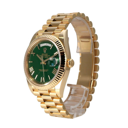 Rolex Day-Date 40 in 18 kt Gelbgold mit grünem Zifferblatt und römischen Ziffern, elegantes Design, automatisches Chronometer.