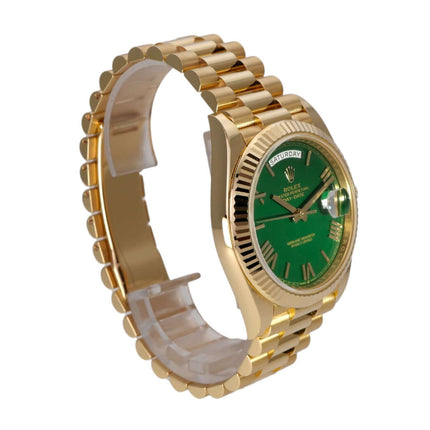 Rolex Day-Date 40 Gelbgold 228238 mit grünem Zifferblatt und römischen Ziffern, poliertes Armband.