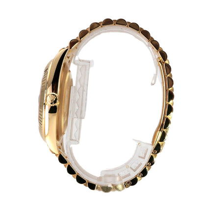 Seitenansicht der Rolex Day-Date 40 in 18 kt Gelbgold mit Präsident Armband und geriffelter Lünette.