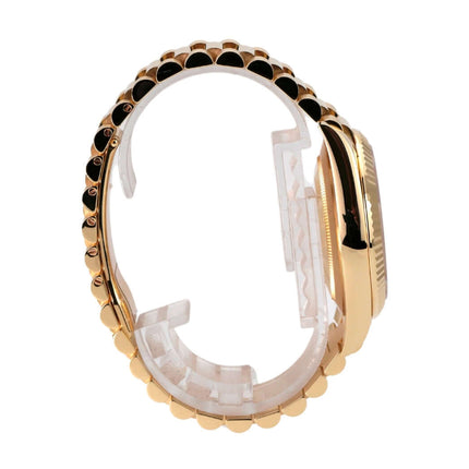 Seitenansicht des Rolex Day-Date 40 in Gelbgold mit geriffelter Lünette und Präsident Armband.