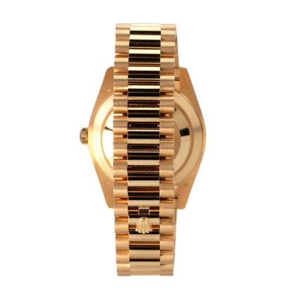 Seitliche Ansicht der Rolex Day-Date 40 Gelbgold 228238 mit Präsident Armband und glänzender Oberfläche.