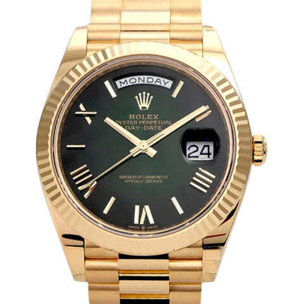 Rolex Day-Date 40 aus 18 kt Gelbgold mit grünem Ombre Zifferblatt und römischen Ziffern, Ref. 228238.
