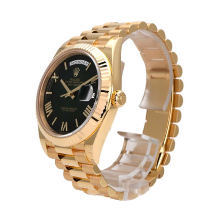 Rolex Day-Date 40 in 18 kt Gelbgold mit grünem Ombré Zifferblatt und römischen Ziffern, elegantes Luxusuhren-Design.
