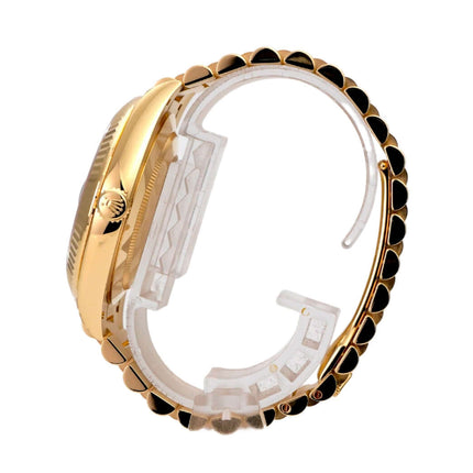 Seitenansicht der Rolex Day-Date 40 in 18 kt Gelbgold mit Präsident Armband und polierter Oberfläche.