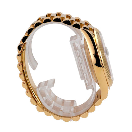 Seitenansicht der Rolex Day-Date 40 in 18 kt Gelbgold mit geriffelter Lünette und Präsident Armband.