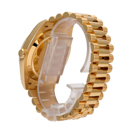 Seitenansicht der Rolex Day-Date 40 Gelbgold mit poliertem Präsident Armband aus 18 kt Gelbgold.