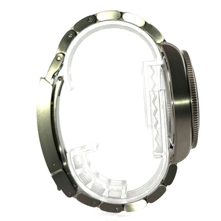 Seitenansicht des Tudor Pelagos 39 Titan Black M25407N-0001 mit Titanarmband und Sicherheitsfaltschließe.