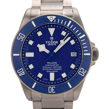 Tudor Pelagos Titan Blue M25600TB-0001 mit blauem Zifferblatt und Titanarmband, 42 mm Gehäusedurchmesser.