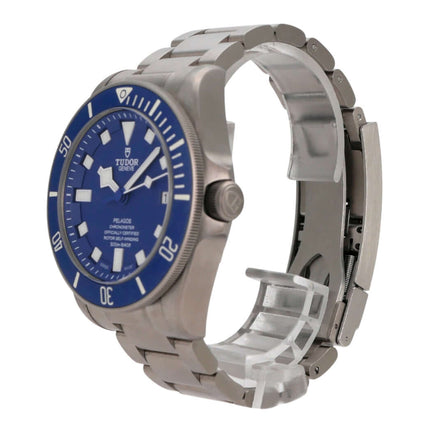 Tudor Pelagos Titan Blue M25600TB-0001 seitliche Ansicht mit blauem Zifferblatt und Titan-Armband.