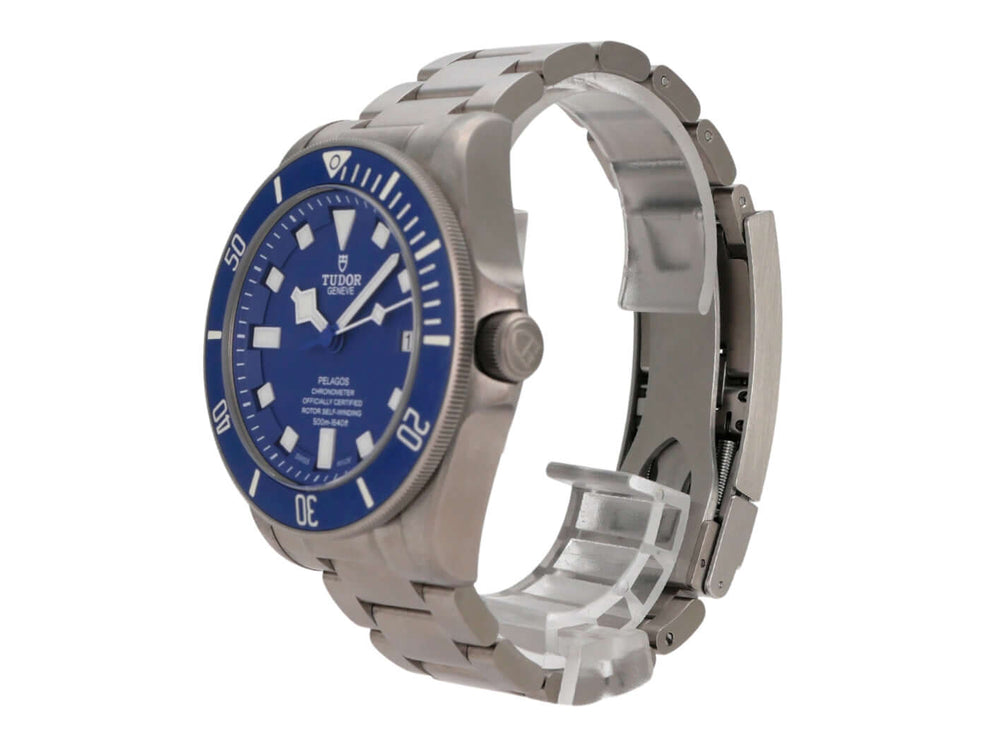 Tudor Pelagos Titan Blue M25600TB-0001 seitliche Ansicht mit blauem Zifferblatt und Titan-Armband.